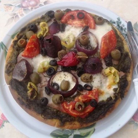 Zöld pestós pizza sonkával recept