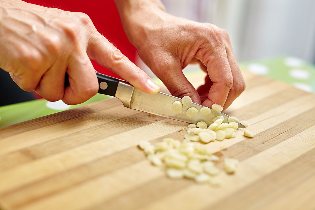 Fokhagymanyomó helyett inkább késsel aprítsunk /Fotó: Shutterstock