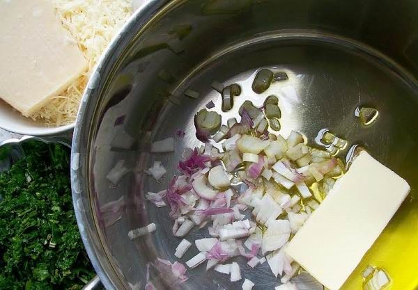 A vaj, az olaj és némi hagyma az alapokhoz, a parmezán, a friss petrezselyem a tökéletes ízhatáshoz fontos