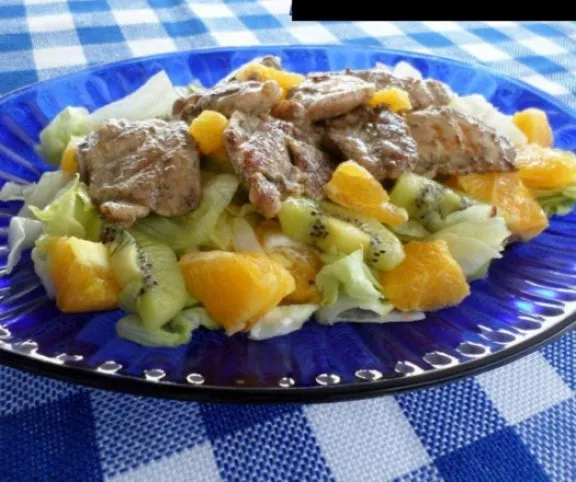 Grillezett csirkecombfilé trópusi salátával recept