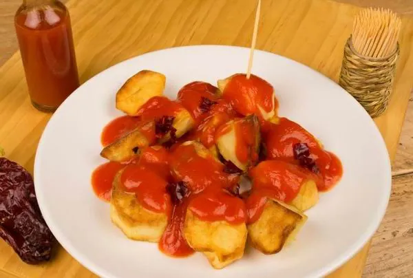 Patatas Bravas - főtt-sült krumpli űszeres paradicsomszósszal