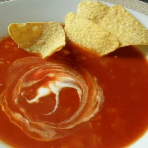 Újhagymás-chilis paradicsomleves recept