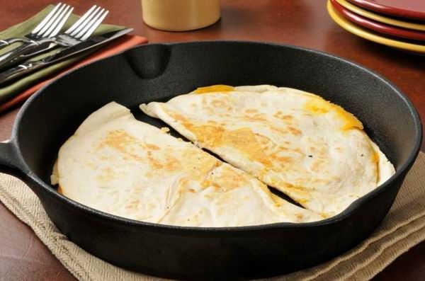 Pikk-pakk megsül a töltött tortilla száraz serpenyőben, zsiradék nélkül