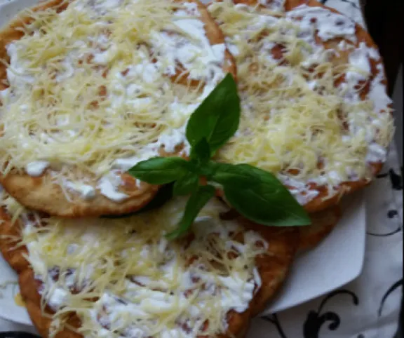 Kelesztés nélküli sajttal töltött lángos recept