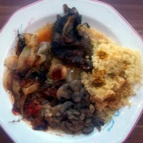 Sült tarja hagymás gombával és currys kuszkusszal recept