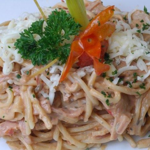 Sonkás-gombás spagetti tejszínnel és paradicsommal recept