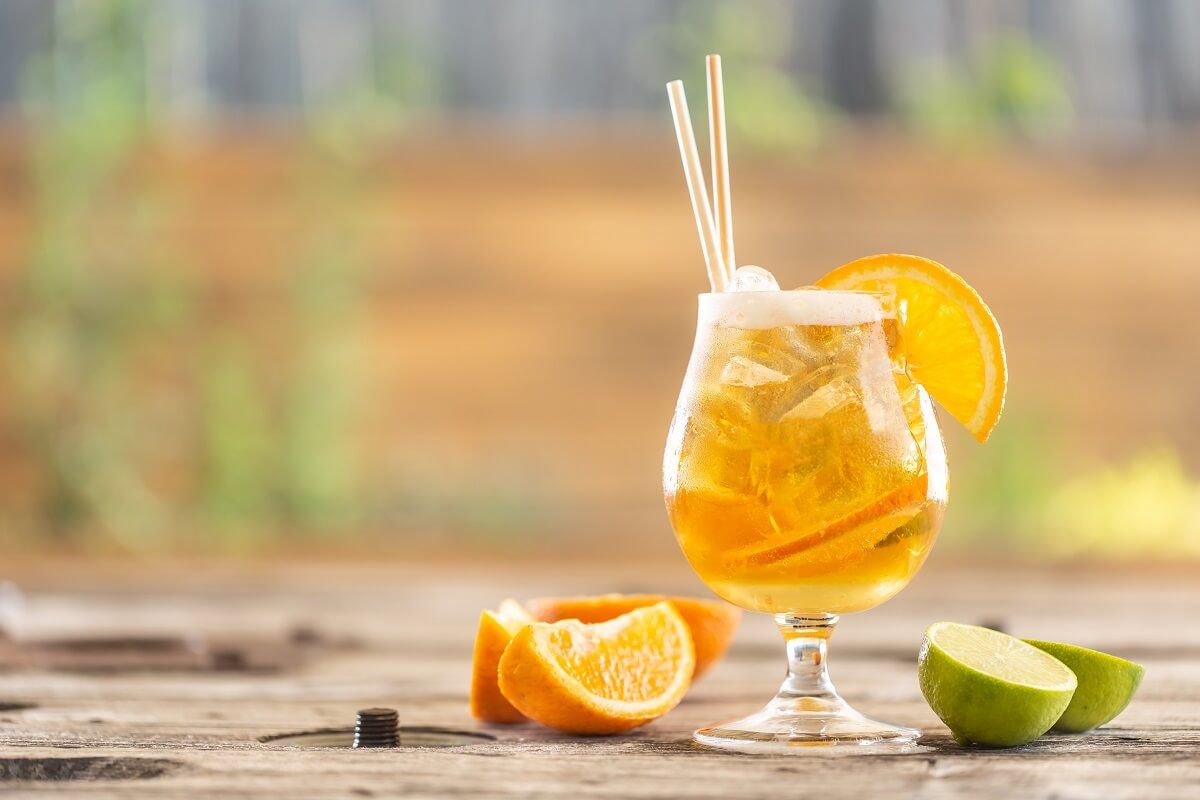 A sör és limonádé koktélját akár jéggel, gyümölcsökkel is feldobhatjuk /Fotó: Shutterstock