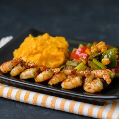 Grillezett cajun garnéla édesburgonyával és színes sült zöldséggel recept