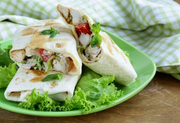 Tortilla lapokba töltött tekercs a burrito