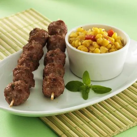 Fűszeres húsgombóc-nyárs sült kukoricasalátával recept