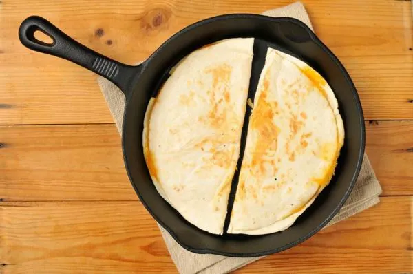 Tortilla lap megtöltve, félbehajtva, átsütve - ez a quesadilla