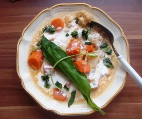 Tejszínes karfiolleves chilivel és medvehagymával  recept