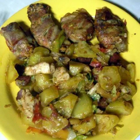 Baconbe tekert csirkemell burgonyás zöldségkörettel recept