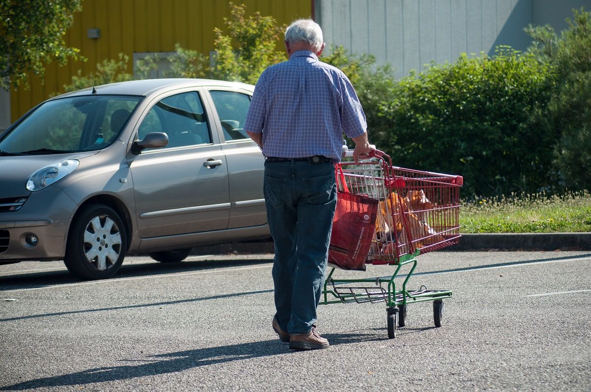 Többen is hazatolják a bevásárlókocsit, pedig nem szabadna kitolni a bolt területéről /Fotó: Shutterstock