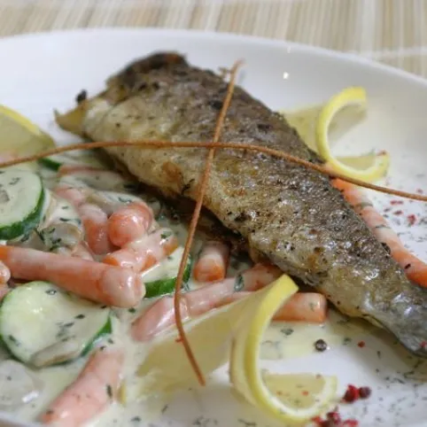 Bazsalikomos pisztráng tejszínes zöldségraguval recept