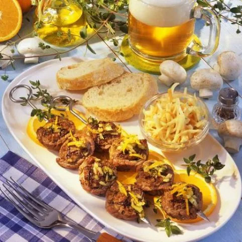 Töltött húsnyársak répás káposztasalátával recept