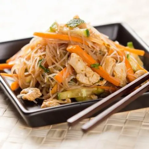 Üvegtészta saláta csirkemellfilével recept