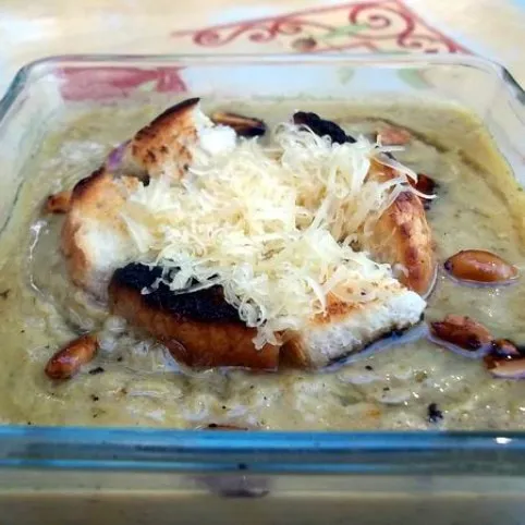 Fehérboros zellerkrémleves pirított mogyoróval recept