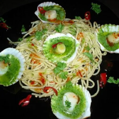 Spagetti fokhagymás-petrezselymes fésűkagylóval recept