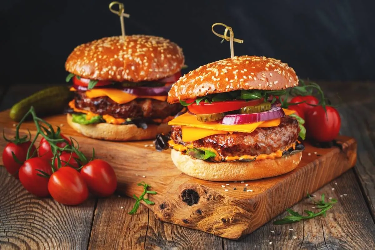 Bármenyire is szereted, a hamburger nem jó választás, ha később edzeni mész (Fotó: Shutterstock)