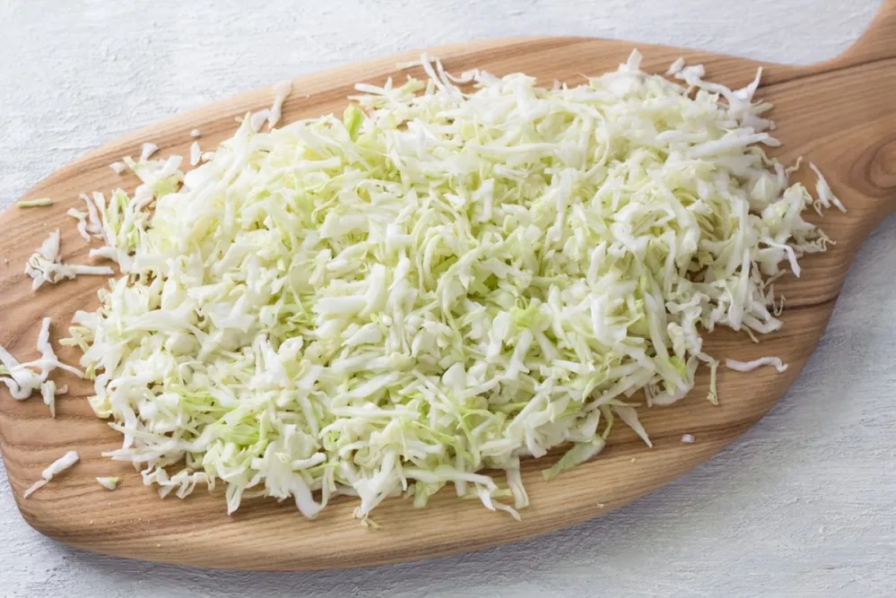 Akkor lesz tökéletes a coleslaw állaga, ha besózzuk a felaprított a káposztát. / Fotó: Shutterstock