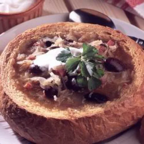 Káposztás bableves cipóban recept