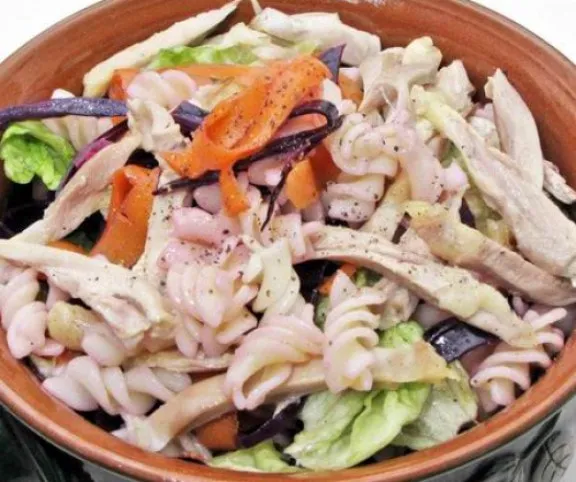 Színes tésztasaláta  maradék csirkével recept