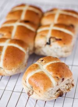 Hot cross bun, az angol sütemény