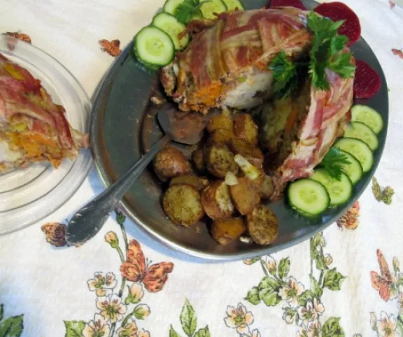 Baconbe csomagolt karfioltorta fűszeres burgonyával recept