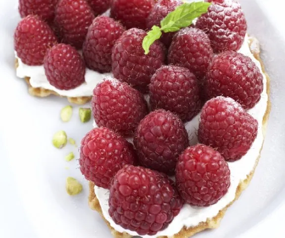 Mézes gofri túrókrémmel és málnával recept