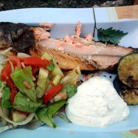 Grillezett pisztráng salátával recept