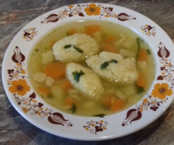 Tavaszi zöldségleves grízgaluskával recept