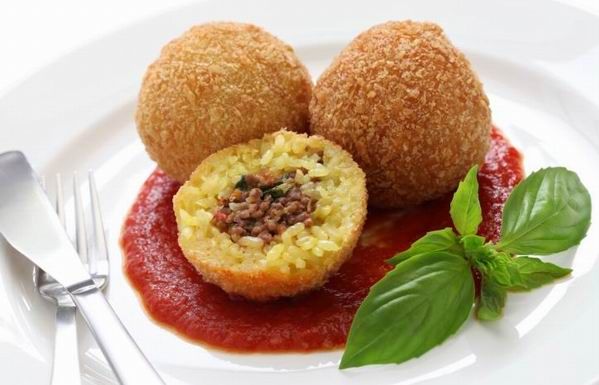 Az arancini töltött, fűszeres rizsgombóc sokféle töltelékkel