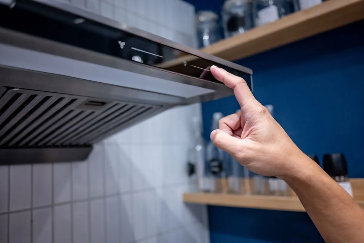 Különösen körültekintőnek kell lennünk akkor is, ha gázkészülék vagy zárt égésterű kályha vagy kandalló mellett használjuk a páraelszívót, ugyanis ebben az esetben alattomosan visszaáramolhat a szén-monoxid a helyiség levegőjébe (Fotó: Shutetrstock)