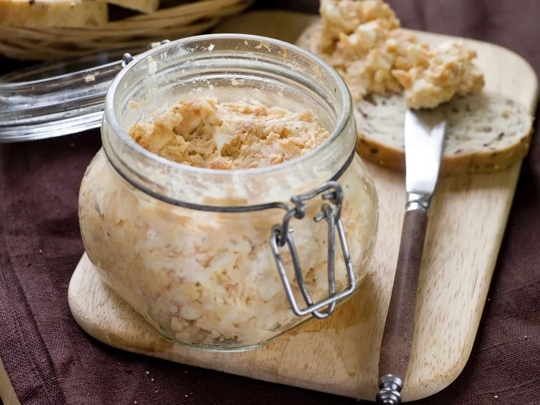 Az eredeti rillette recept szerint a hús ízesítéséhez csak sót és borsot használtak. 