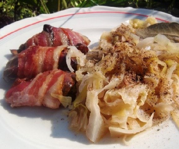 Baconbe tekert csirkemáj párolt káposztával recept