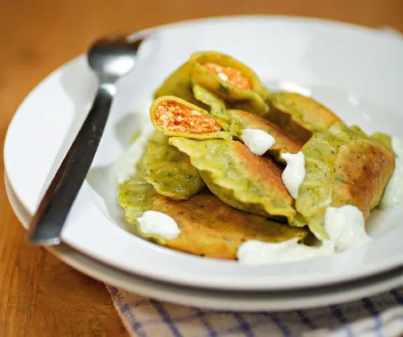 Körözöttel töltött, csalános ravioli recept