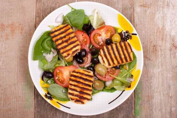 A grillezett halloumi sajt inkább sós karakterű, érdemes salátával tálalni