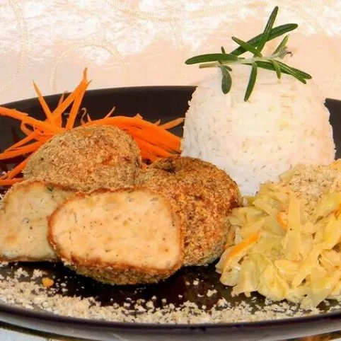 Rozmaringos csirkefasírt tejszínes-mézes káposztával recept