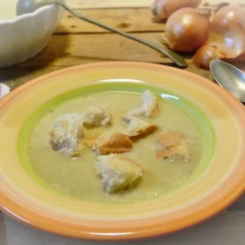 Tejszínes hagymaleves sajttal recept