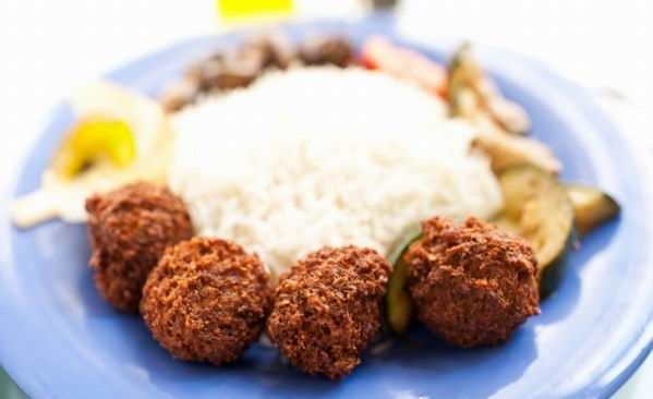 A falafel nem csupán pita kenyérrel, de salátával is tányérra kerülhet