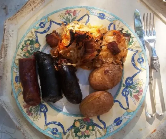 Sült hurka és kolbász vele sült krumplival recept