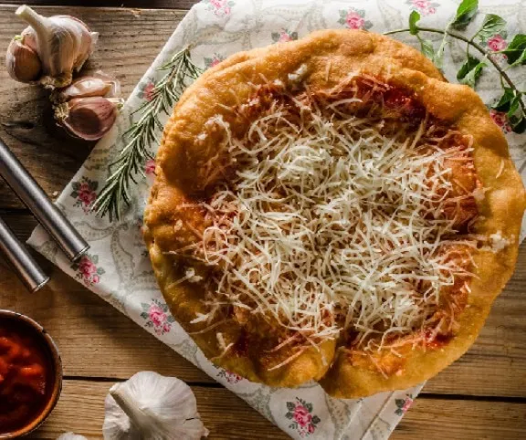 Burgonyás lángos paradicsomszósszal recept