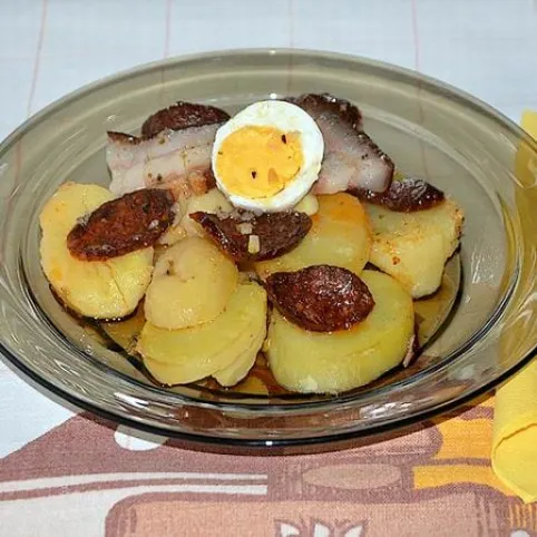 Kolbászos-szalonnás tepsis krumpli recept