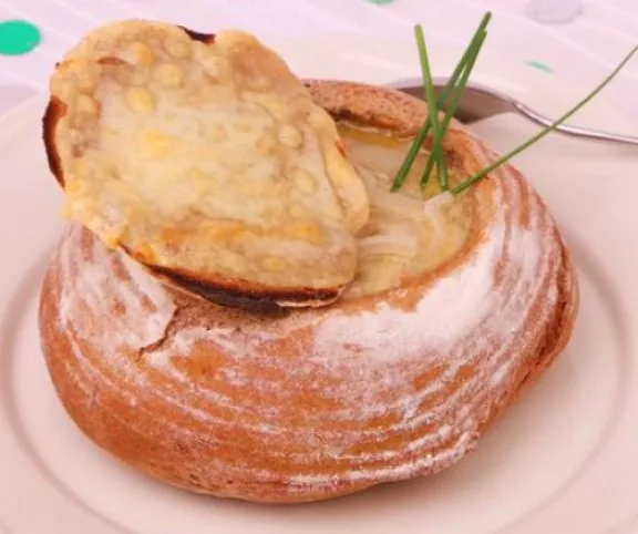 Francia hagymaleves cipóban recept