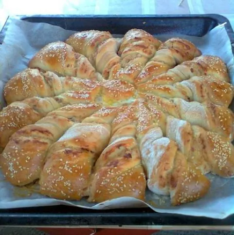 Sonkás napraforgó kelt tésztából recept