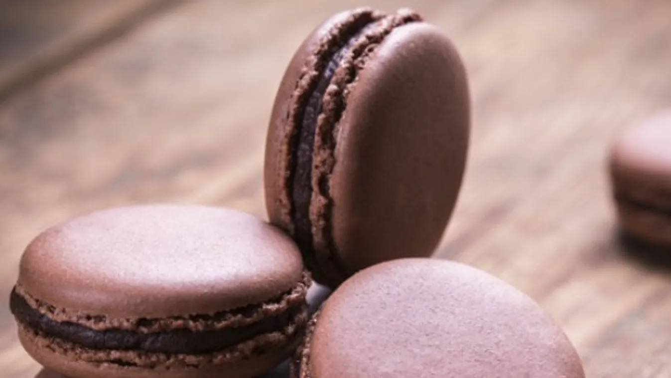 Így készül az eredeti francia macaron - íme a duplacsokis változat - VIDEÓ