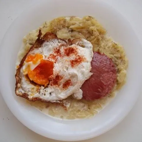 Kapros-tejszínes tökfőzelék sült párizsival és tükörtojással recept