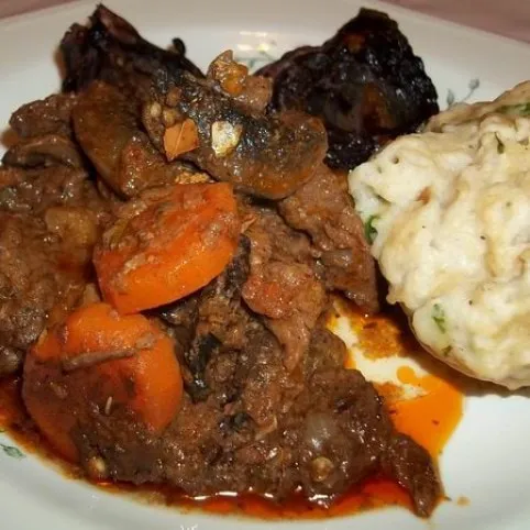 Vörösboros-gombás szarvasragu zsemlegombóccal recept