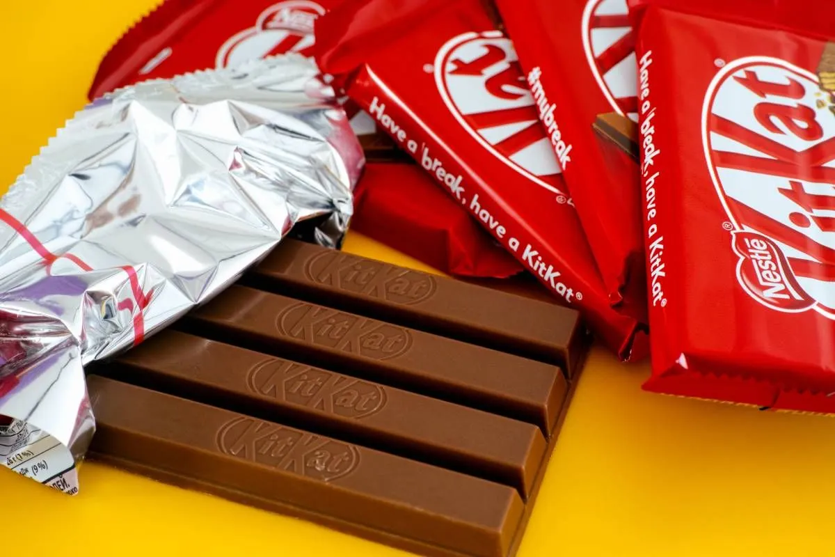 Az idén 88 éves KitKat csokoládé a klasszikus tejcsokis változat mellett időről időre különleges ízváltozatokban is kapható / Fotó: Shutterstock